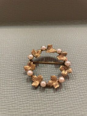 Vintage gold wreath brooch